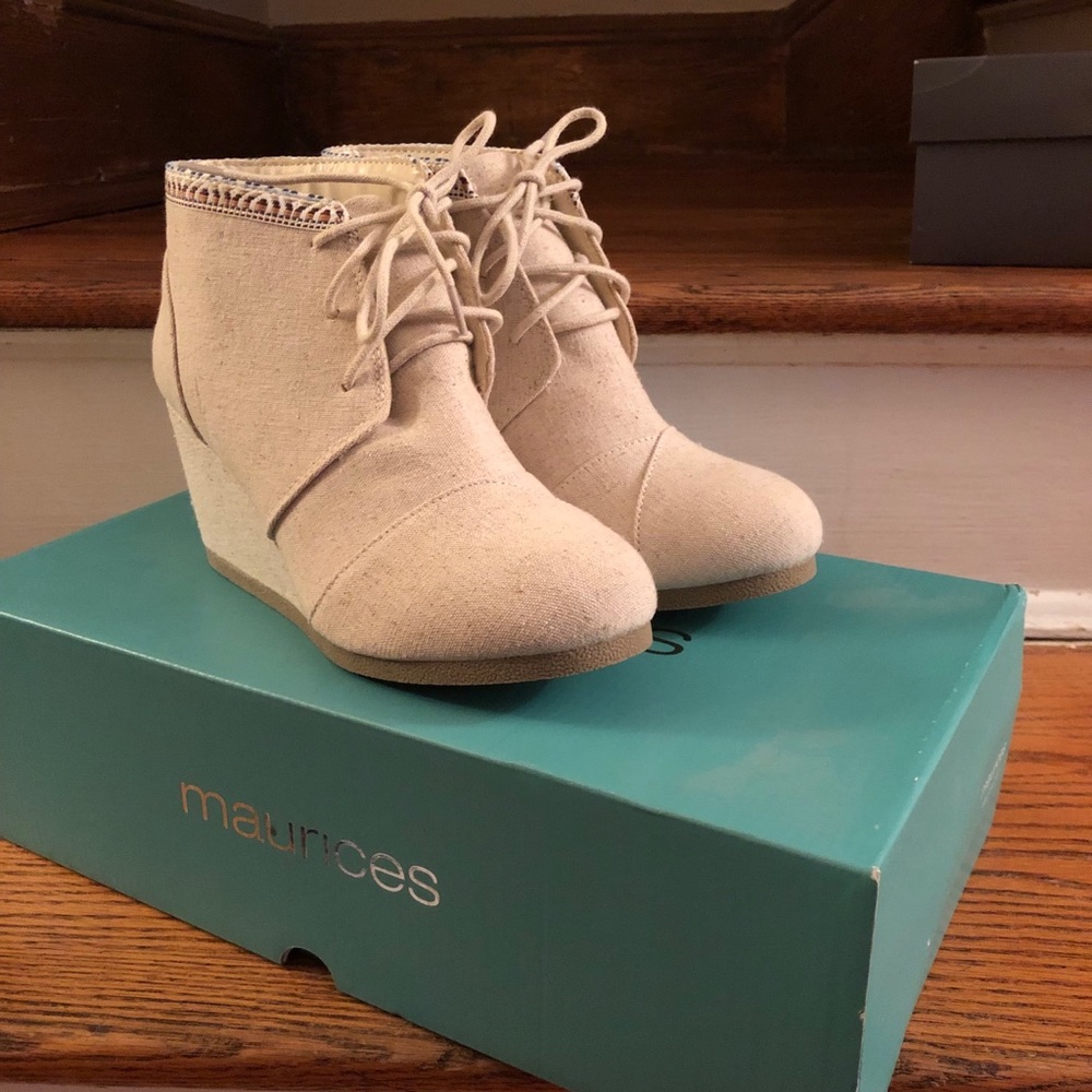Maurices size 7.5 Tribal Trim Lace Up Booties